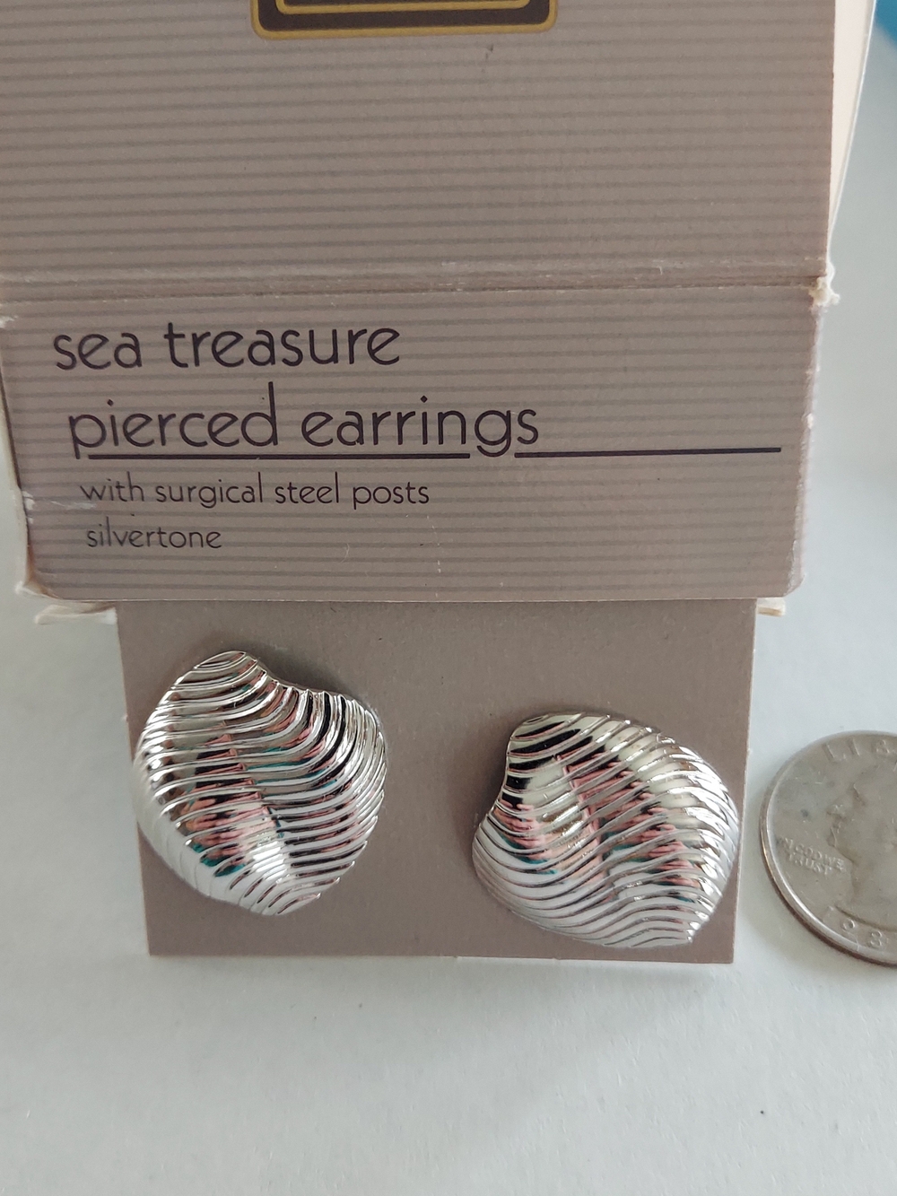 Vintage Avon Silvertone Ribbed Shell Stud Earrings